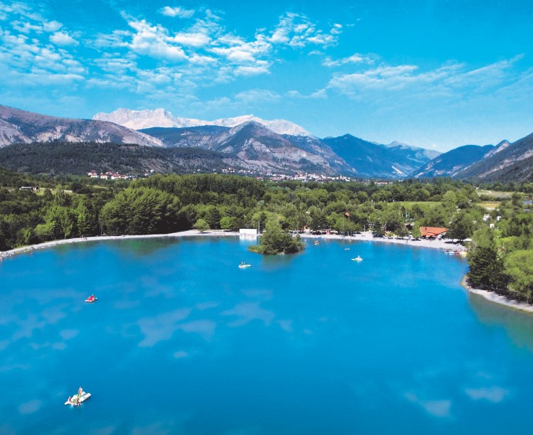 Vue aérienne sur le plan d'eau des Iscles à Gap