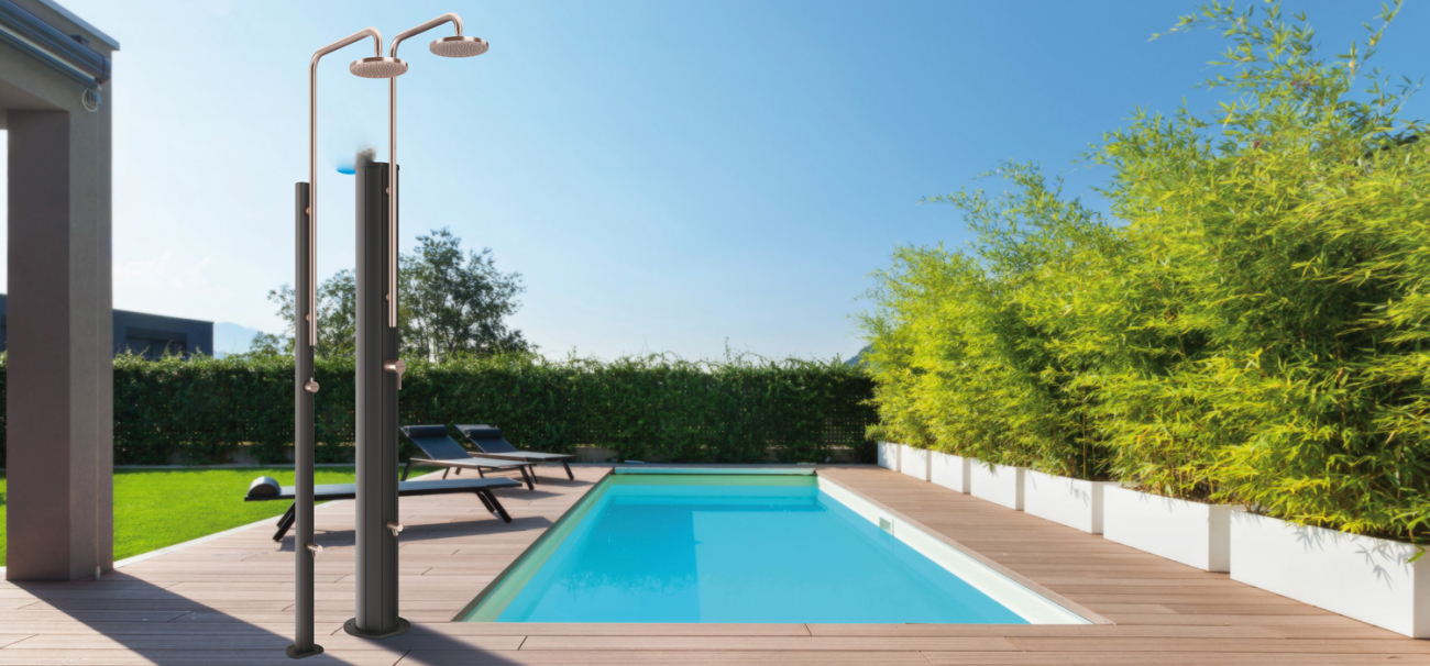 Nouvelles douches solaires Chrome d'AstralPool pour l'espace piscine