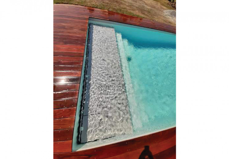 Akoya, piscine monocoque avec volet immergé sous plage