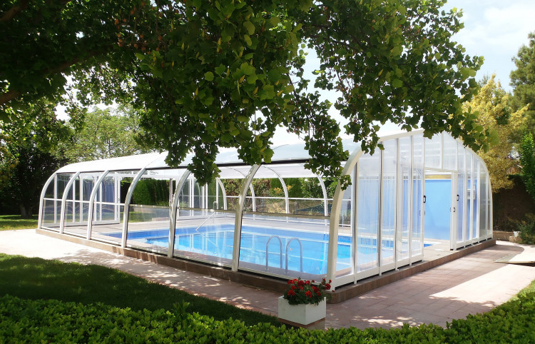 Abri haut fixe Tabarca d'Abrisol coloris blanc sur piscine