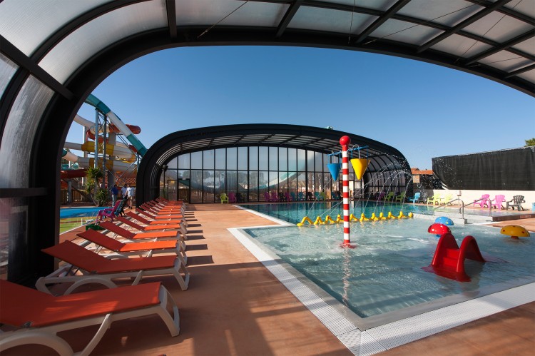 abri de piscine grande dimension Vegametal camping Les Tamaris DF Architecture Fluidra Commercial France
