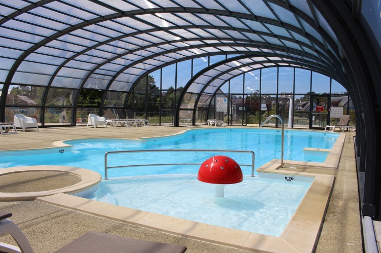 Abri de piscine collectivites Vegametal au Camping Jullouville les Pins Fluidra Commercial France