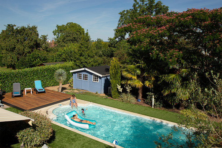 Terrasse mobile Escale Abriblue ouverte sur la piscine