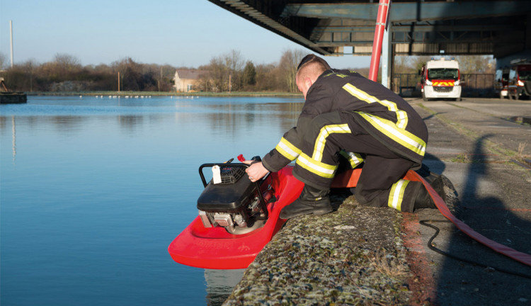 Motopompe flottante Aquafast chez Aello utilisée par pompiers