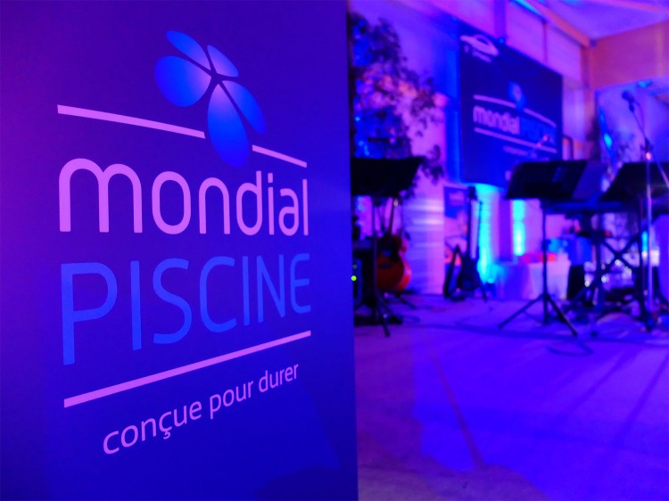 16è séminaire Mondial Piscine affiche fond violet scène