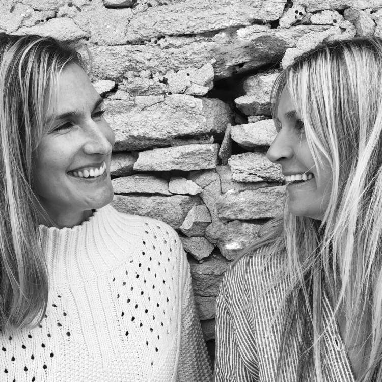 Caroline et Charlotte fondatrices de Lazy Layer portrait noir et blanc