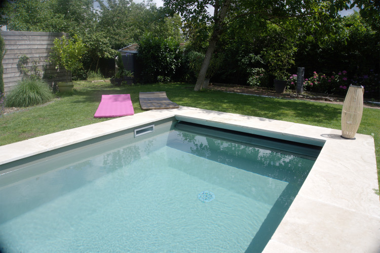 Smartcover volet immergé dissimulé sous terrasse Caron Piscines