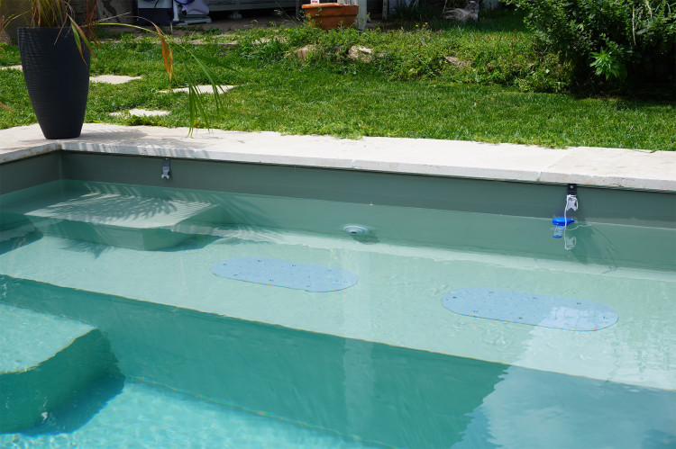 Système breveté AirSense de Caron Piscines balnéothérapie dans banquette escalier piscine