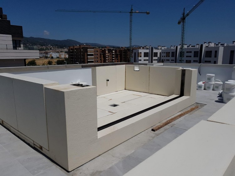 Construction d'une piscine sur un toit avec le système Mallor d'AstralPool