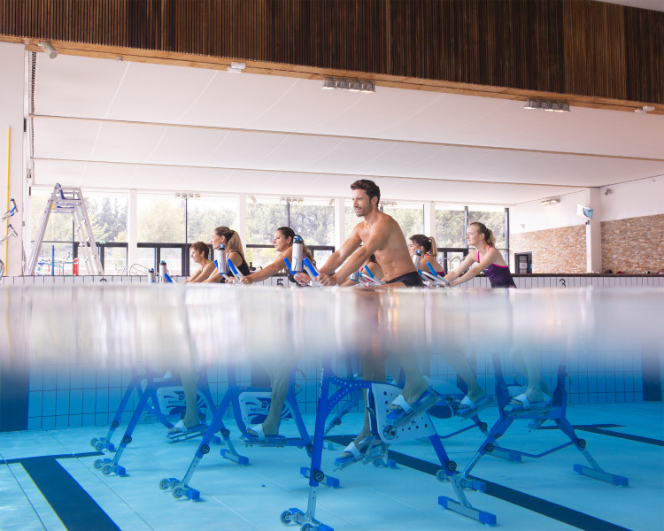 Cours collectifs sur aquabikes Waterflex