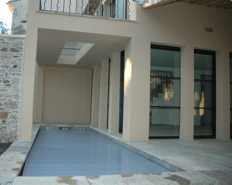 Couverture automatique piscine avec système Verrouillage Cover Lock d'Aqua Cover