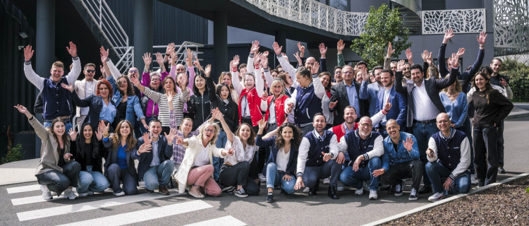 L'équipe Poolstar réunie devant le siège du groupe à Rousset