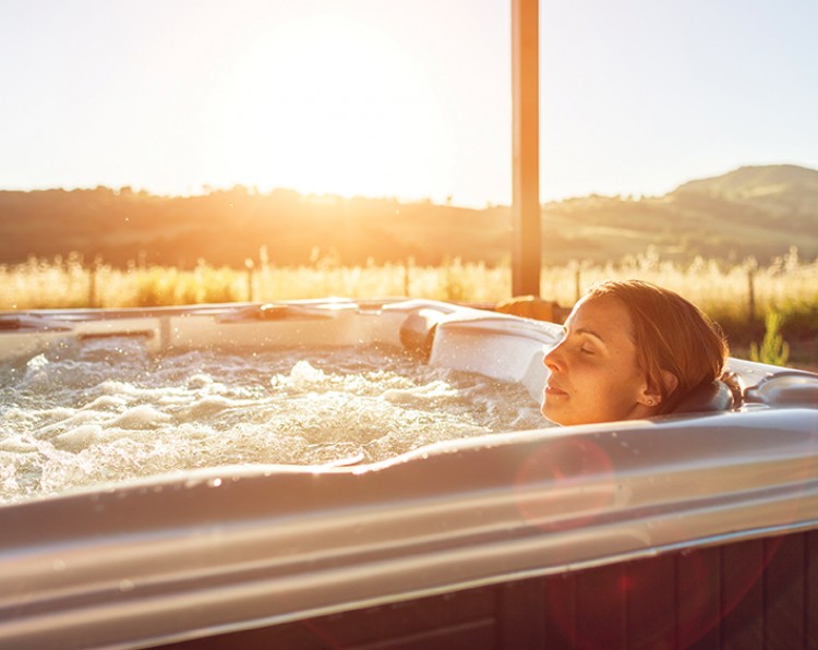 femme dans son spa