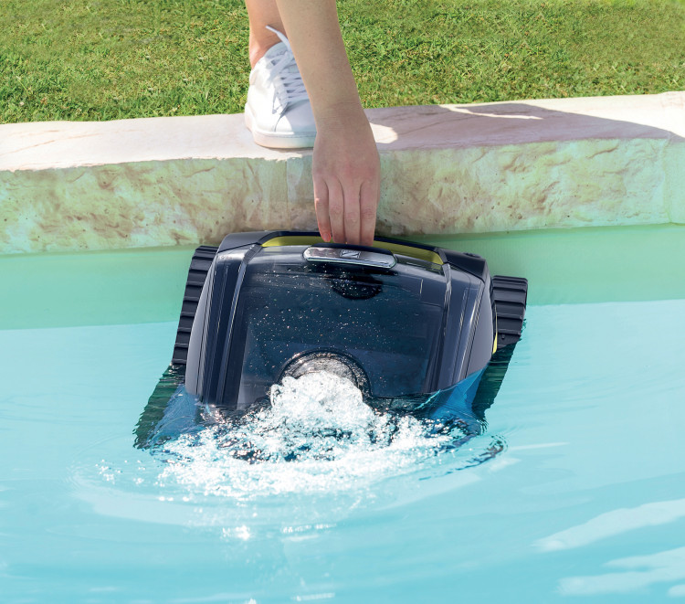 Sortie d'eau facilitée du robot de piscine sans fil Freerider