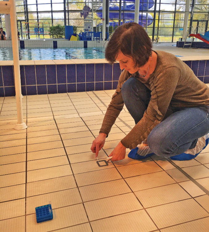 Mesure d'ATP métrie Carinne MANGERUCA, experte piscines collectives chez Gaches Chimie