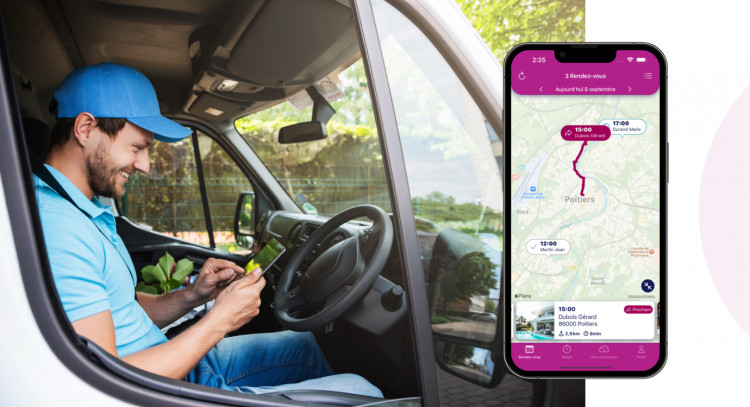 Technicien en véhicule visualisant son prochain rendez-vous d'intervention lors de sa tournée piscine sur smartphone grâce à l'application Extrabat Today