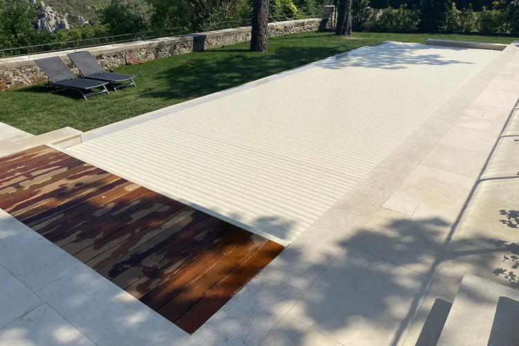 Deck Cover 500 avec plage apparente en caillebotis bois couverture piscine Maytronics