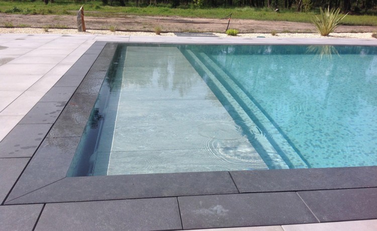 Une piscine à débordement ISI-Miroir et le caillebotis pour couverture immergée TOP-COVER