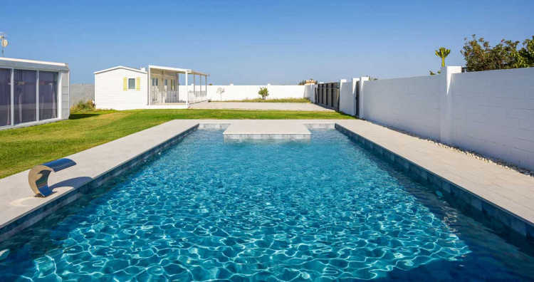 Revêtement piscine design contemporain - membrane armée CERAMICS EVOLVE Piscine contemporaine avec revêtement piscine design en membrane armée CERAMICS EVOLVE 2 mm effet carreaux