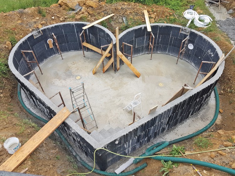 Piscine en forme de coeur réalisée avec le système de construction Solidpool