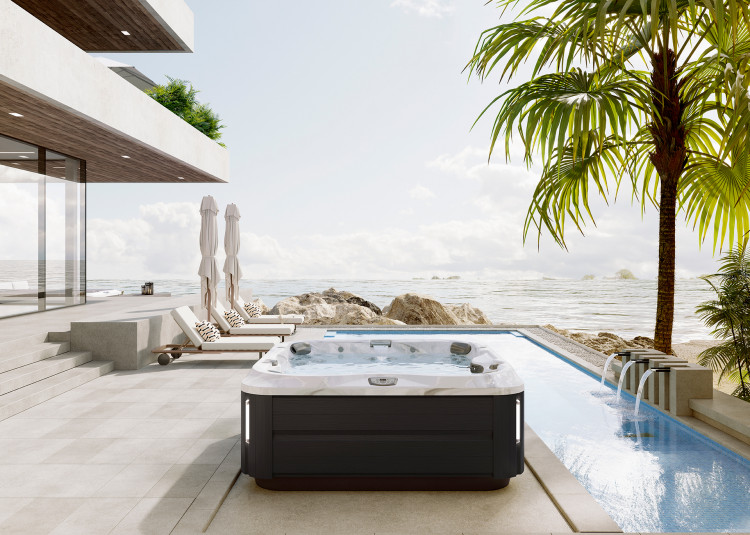 Spa Jacuzzi JHT-J385 sur terrasse devant piscine face à la mer