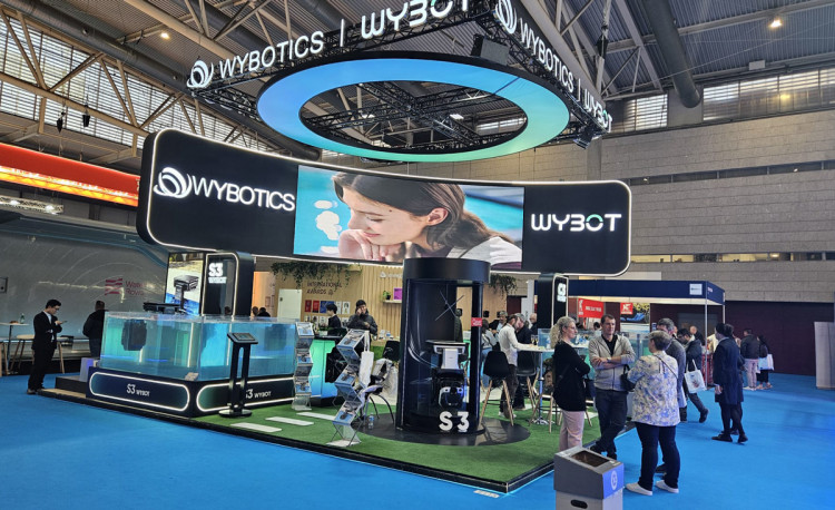 Le robot Wybot S3 présenté sur le stand de Wybotics à Piscina Barcelona 2025