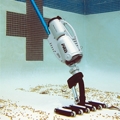 Battery-powered pool cleaner for commercial pools