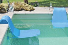 Having a drink into the swimming pool is easy!