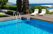 AstralPool presenta la scala con rivestimento Plascoat® soluzione per le piscine con acqua salata