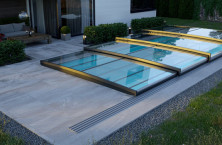 Parade, the single-rail pool enclosure from Alukov