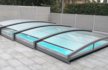 Ambre : nouvel abri de piscine ultra-bas sign&eacute; Aladdin Concept