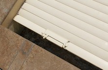 Smart automatic cover (un)locking system