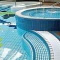 Hochwertige Keramik für Schwimmbäder