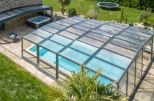 Deux abris pour piscine Vénus dans de beaux projets de particuliers