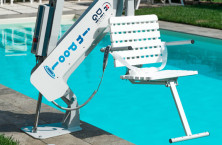 InPool, le nouvel élévateur fixe sur batterie pour l'accès à la piscine des PMR