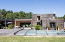 L'abri bas de piscine Europiscine compl&egrave;tement dissimul&eacute; sous la terrasse