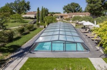 L'abri piscine mi-haut Arcadia de Vénus installé dans un gîte