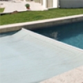 La cubierta de seguridad Aquagard protege la piscina en todas estaciones