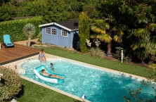 La nouvelle terrasse mobile sign&eacute;e Abriblue pour s&eacute;curiser la piscine avec une solution &eacute;l&eacute;gante