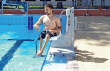 La vaste gamme de solutions PMR d'Axsol pour l’accès aux piscines
