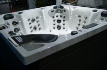 La marque phare Platinum Spas de Superior Wellness &agrave; Piscine Global Europe