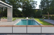 Le banc-coffre ZEN'IT d'ASTRALPOOL pour habiller les couvertures automatiques de piscine