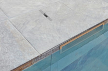 Nouveau skimmer X-Pro 600 de Hayward : pour une piscine au bel effet miroir 