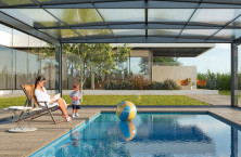 Un abri avec panneaux solaires pour les piscines ou spas