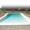 Nouvelle g&eacute;n&eacute;ration de piscines avec plage immerg&eacute;e en pente douce
