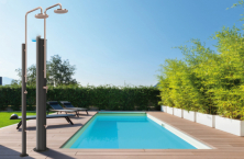Nouvelles douches solaires Chrome d'AstralPool pour l'espace piscine