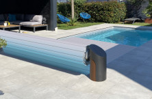 Open Solar D.sign, le nouveau volet piscine à alimentation solaire d’Abriblue