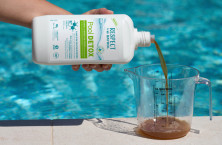 Pool Detox de BAYROL &eacute;limine la pollution des baigneurs de la piscine