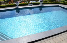 Un rev&ecirc;tement piscine esth&eacute;tique et r&eacute;sistant avec les membranes arm&eacute;es PVC Pearl de Elbtal Plastics