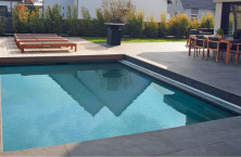 Une couverture de piscine sur-mesure qui fait terrasse : WaluDeck